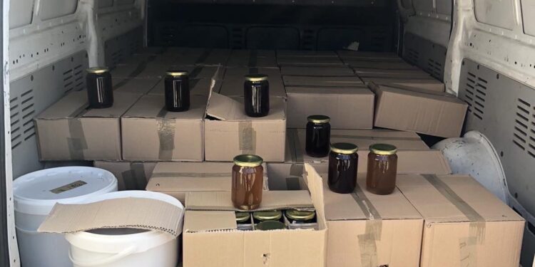 Dogana e Kosovës parandalon kontrabandën, konfiskohen mbi 600 kilogramë mjaltë dhe telefona