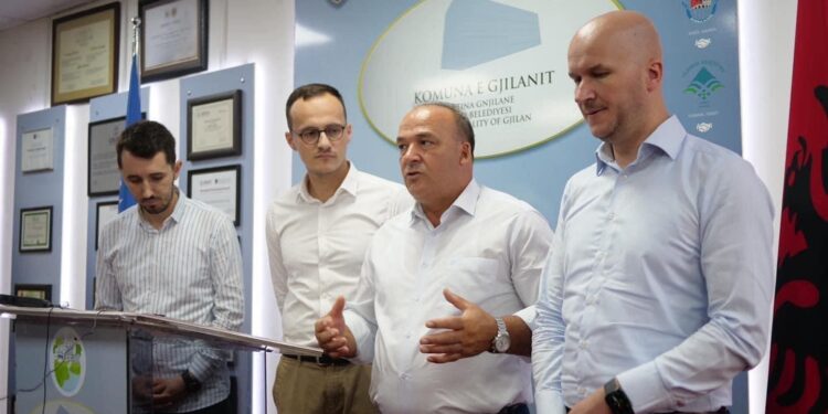 Vetëm katër kryetar komunash ndahen nga pjesa tjetër dhe u bën thirrje prindërve t’i dërgojnë fëmijët në shkolla