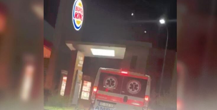 “I sëmuri pret”, makina e ndihmës së shpejtë shkon për të blerë hamburger