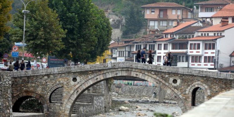 Plas sherri në familjen prizrenase/ Fëmijët ngacmohen mes vete, të rriturit bëhen për spital duke u rrahur me njëri-tjetrin