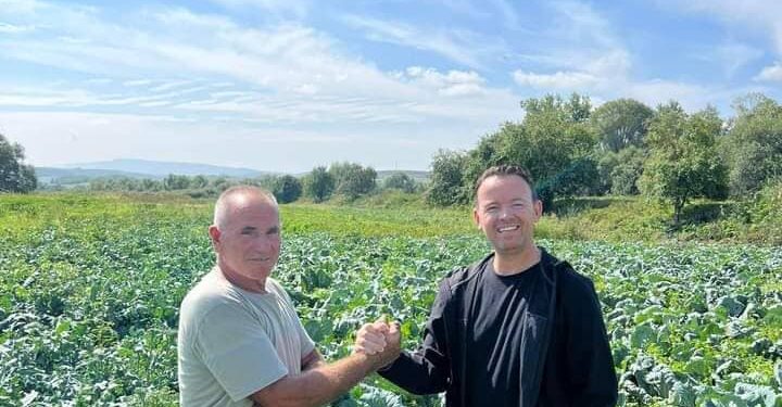 Faton Peci shkon në Kqiç, i shtrëngon dorën bujkut: Bujqit si Ferkiu na mundësojnë ushqimin me punën e tyre