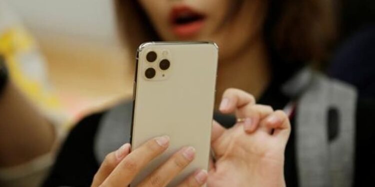 Dyshohet se ishte e dehur, një vajze në Prishtinë i vidhen kartelat e bankës dhe Iphone 13