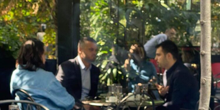 FOTO| Zëdhënësi i Kurtit në ‘kafe pune’ me dy anëtarë të Bordit të RTK-së