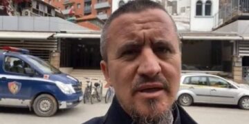 Hoxha I njohur shqiptar: Familjet e reja përkëdhelin qen e mace, unë përkëdhel 10 fëmijë