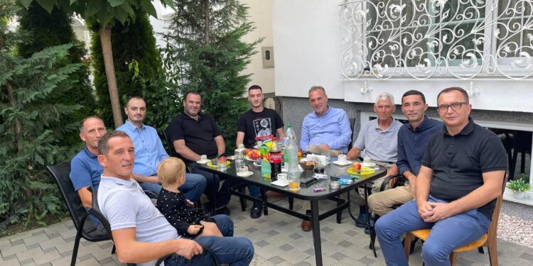 Fatmir Limaj shkon në Mitrovicë, viziton familjen e Kadri Veselit