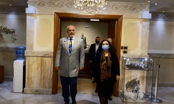 Shpërthen Mero Baze: Vjosa Osmani u pa në OKB që e urren me shpirt Edi Ramën, edhe kur ai e mbron Kosovën