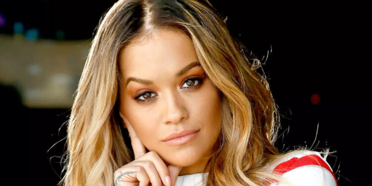 Fansi i propozoi martesë pas koncertit në Tiranë, Rita Ora me një përgjigje ‘epike’ (video)