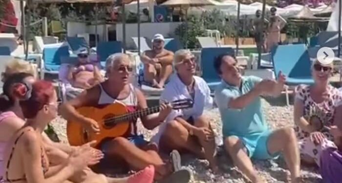 Mihrija e Naimi këndojnë live në plazh