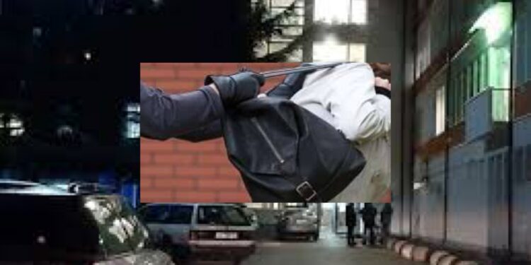 Sikur në filma: Një gruaje ia grabisin çantën dhe unazat e argjendit në oborrin e Spitalit të Pejës