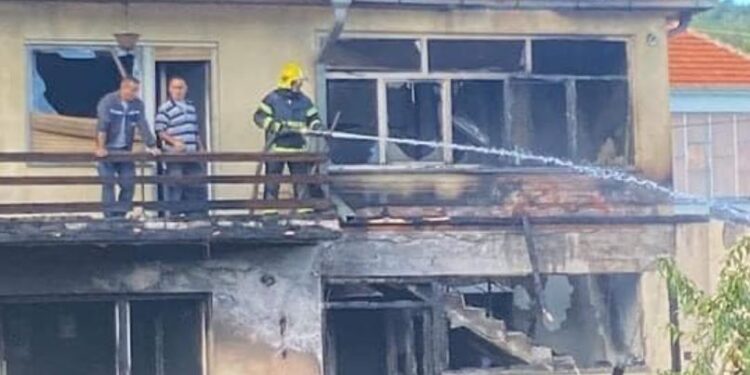 Vdes gruaja që u përfshi nga flakët në shtëpinë e saj në Tërnoc