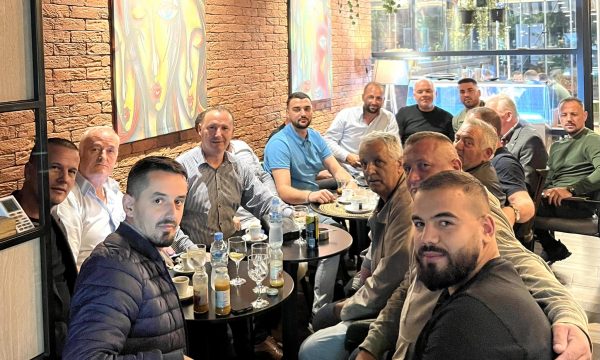 Zemaj aktivizohet në Deçan, i çon mesazh nga një kafiteri Haradinajt e Ramosajt