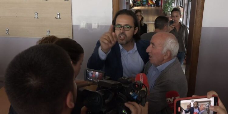 Eskalon situata, mësimdhënësit tentojnë ta sulmojnë Rrahman Jasharajn