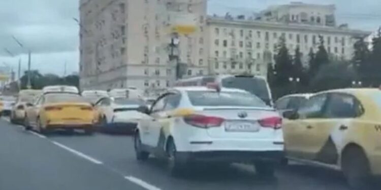 Bllokohet qendra e Moskës, hakerat dërgojnë 100 taksi me një adresë