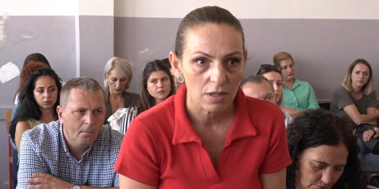 “Për hir të fëmijëve, bëhu më burrë se ata që të kanë fyer, ndalo grevën” – mësuesja me kërkesë për Jasharajn