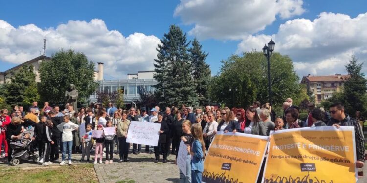 Gjakova proteston, për hapjen e shkollave: As me Qeverinë, as me Sindikatën!
