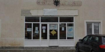 “Damart e qafës kam me t’i kputë me thikë”/ Kërcënohet drejtori i shkollës që e përjashtoi arsimtaren me shami