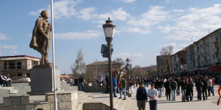 Kosovarët s’heqin dorë nga Kanuni/ Burri në Skenderaj shkon të kërkojë llogari te familja e policit që ia arrestoi nipin