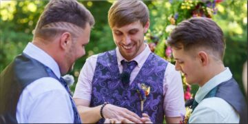 Tre burra martohen mes vete në Austri, rrëfejnë si është martesa në treshe