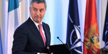 Gjukanoviq e quan Kishën Serbe, organizatë paramilitare e kriminale