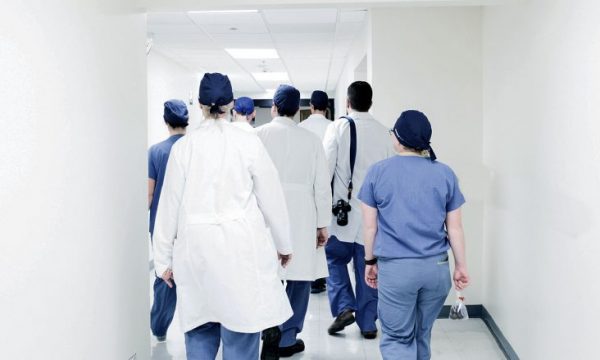 Pagat e ulëta, arsyeja kryesore që mjekët po ikin nga Kosova