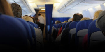 Kacafytje e mërgimtarëve brenda aeroplanit, pamje