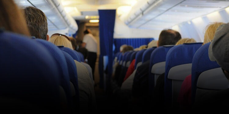 Kacafytje e mërgimtarëve brenda aeroplanit, pamje