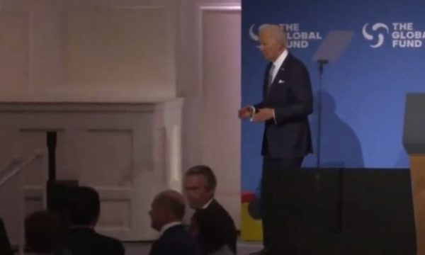 Joe Biden “pushton” rrjetin me lëvizjet e çuditshme gjatë fjalimit në OKB