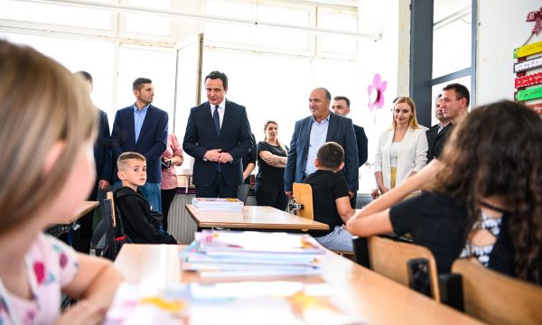 “Nuk skuqen”, “s’kanë moral politik”, Potera reagon pas shfaqjes së Kurtit e Bulliqit në një shkollë në Podujevë
