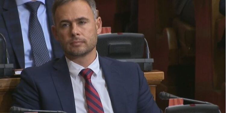 Deputeti serb ia numëron të vërtetat Vuçiqit: Serbët e Kosovës po kërcënohen dhe maltretohen nga Radoiçiqi