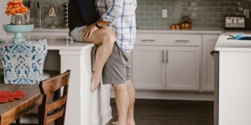 ‘Shkallë, tavolinë e kuzhinës…”/ Këto janë nëntë vendet më të mira për të bërë seks, përveç shtratit tuaj