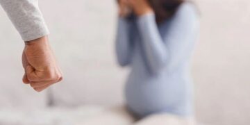 E rëndë: Nëna i tha ta largojë nga shtëpia, burri në Fushë Kosovë rrah dhe dëbon gruan shtatzënë