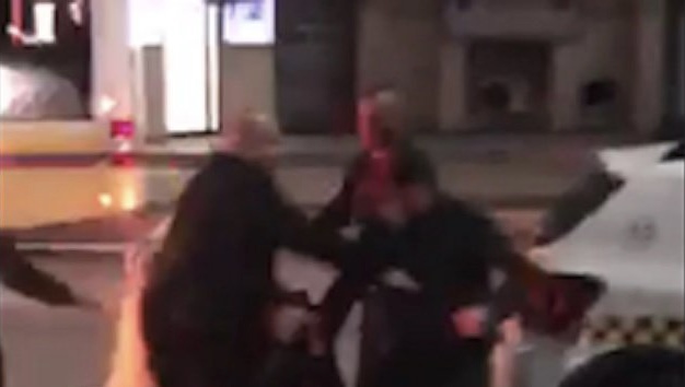 “Pse po ma ngucë femnën”, rrahje mes dy grupeve në Prishtinë (VIDEO)