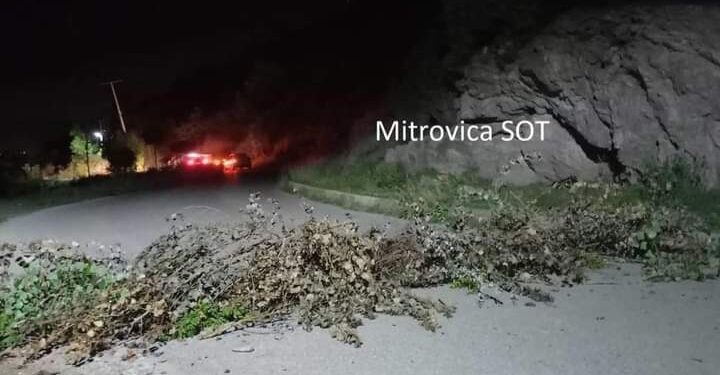 Alarmohen banorët: Për ditë me radhë dikush po bllokon rrugën në fshatin Vinarc të Mitrovicës