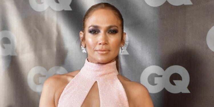 Jennifer Lopez pozon e zhveshur në vaskë