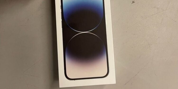 Dogana kap 10 Iphone-14, në dy raste të ndara, në Aeroport (FOTO)