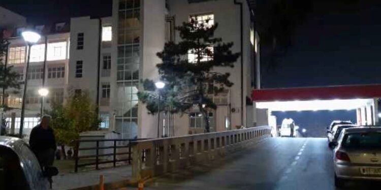 E rëndë: Vdes punëtori i ndërtimtarisë që u rrëzua sot në Skënderaj