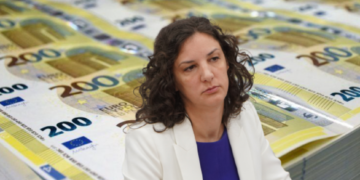 Ministrja që tha “izoloni shtëpitë” del se e ka të siguruar dimrin: Ka mbi 200 mijë euro në bankë