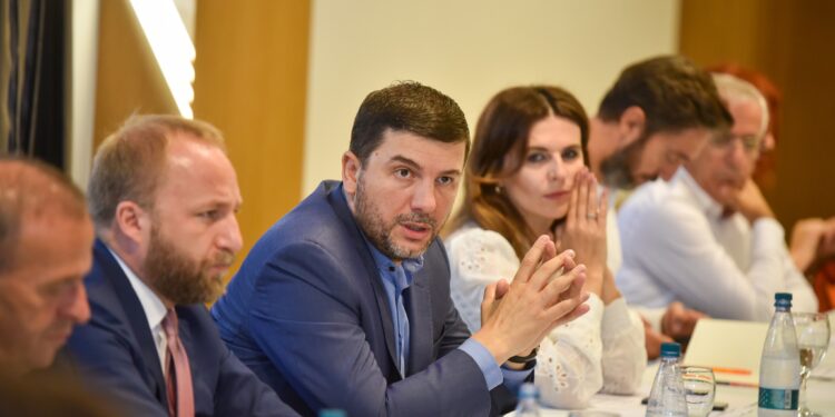 Memli Krasniqi mbledh partinë për të koordinuar agjendat politike: Qeveria ka braktisur qytetarët