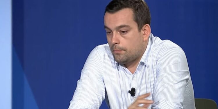 Shala për grevistët: Gjysmën e klasës e qesin analfabeta, e thojnë rritma rrogën
