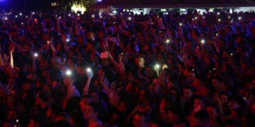 ​Rita Ora elektrizon Tiranën, koncerti mbledh qindra të rinj në “Skenderbej”