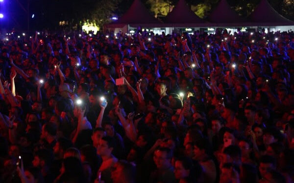 ​Rita Ora elektrizon Tiranën, koncerti mbledh qindra të rinj në “Skenderbej”