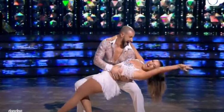 Gjyshja e Ledrit në lot pas performancës së Sarës