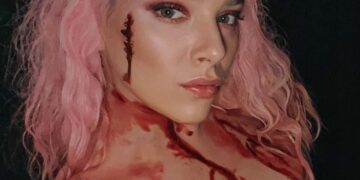 Arilena Ara shfaqet e gjitha e mbuluar me gjak