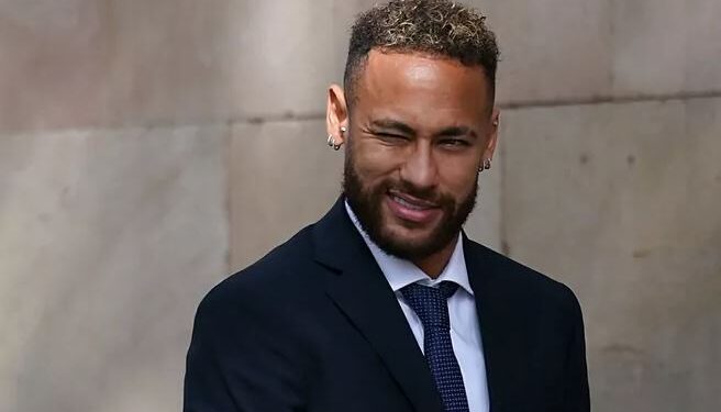 Neymar fajëson babain e tij në gjykatë: Unë nënshkruaja vetëm atë që ai më thoshte
