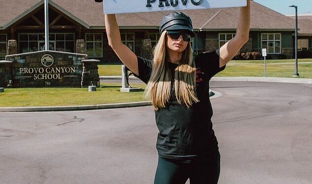 Paris Hilton pretendon se ishte abuzuar seksualisht në shkollë