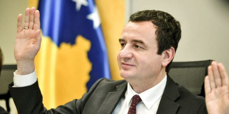 Tri fazat në të cilat do të zbatohet vendimi i Qeverisë për targat, që zhgënjeu ShBA-në