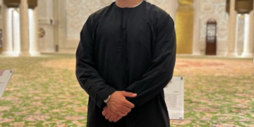 Capital T pozon nga xhamia Sheikh Zayed Grand Mosque në Dubai