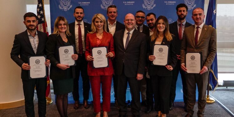 Ambasada e ShBA-së shpërblen me certifikatë disa deputetë kosovarë