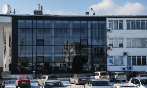 Vdes një zyrtare e Komunës së Deçanit