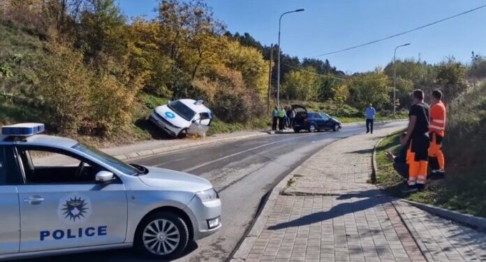Aksident i rëndë trafiku në lagjen “Velania” në Prishtinë, makina del komplet nga rruga